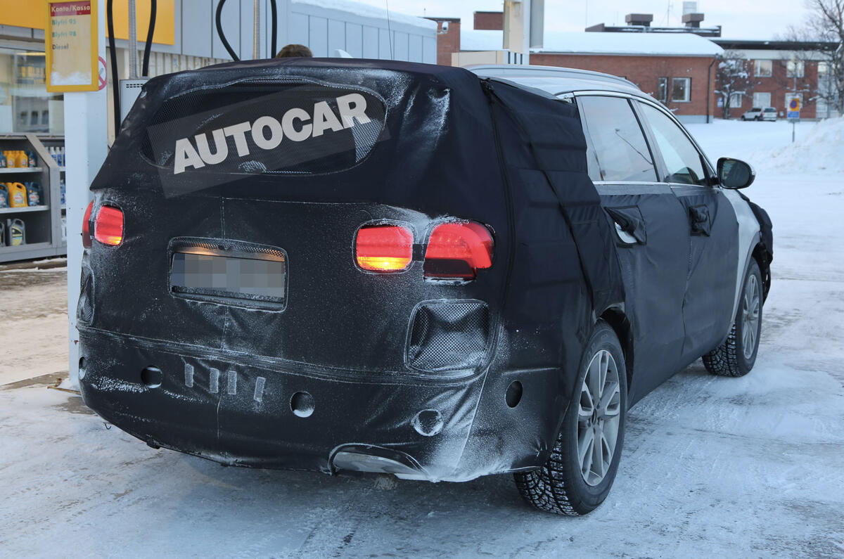 no title New Kia Sorento spotted - first pictures