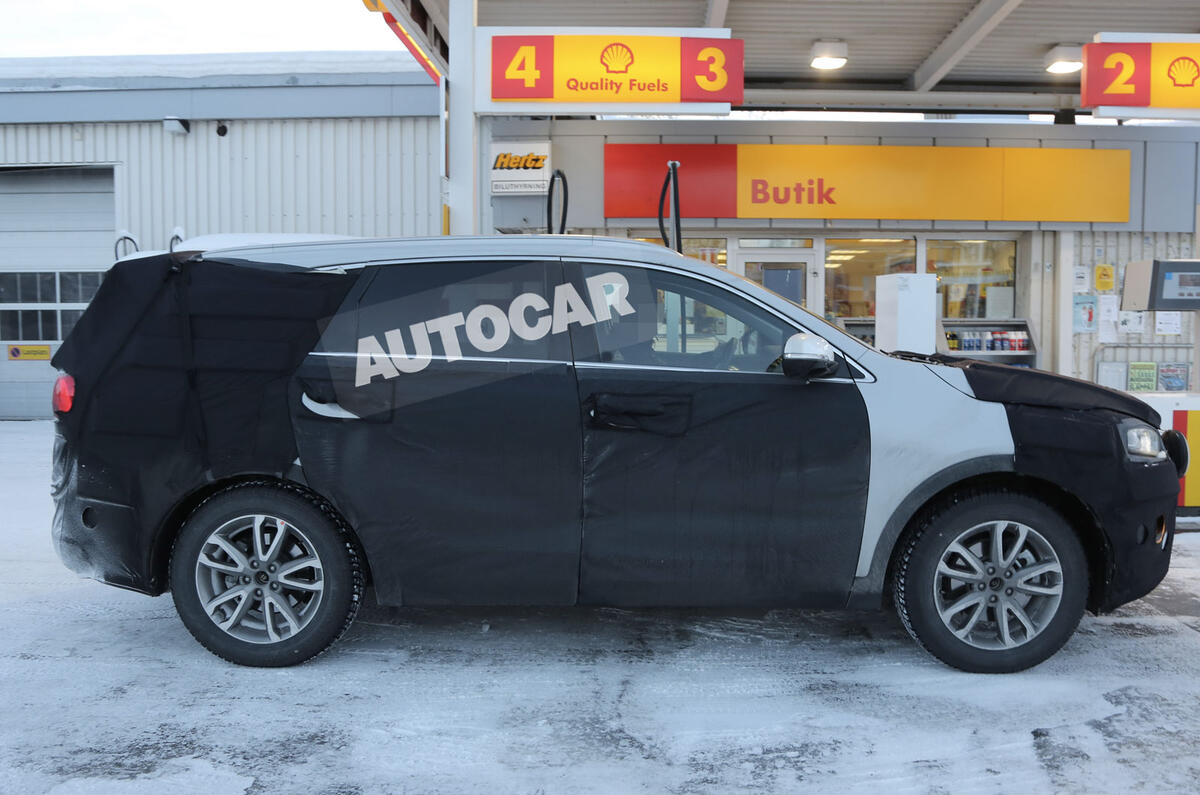 no title New Kia Sorento spotted - first pictures