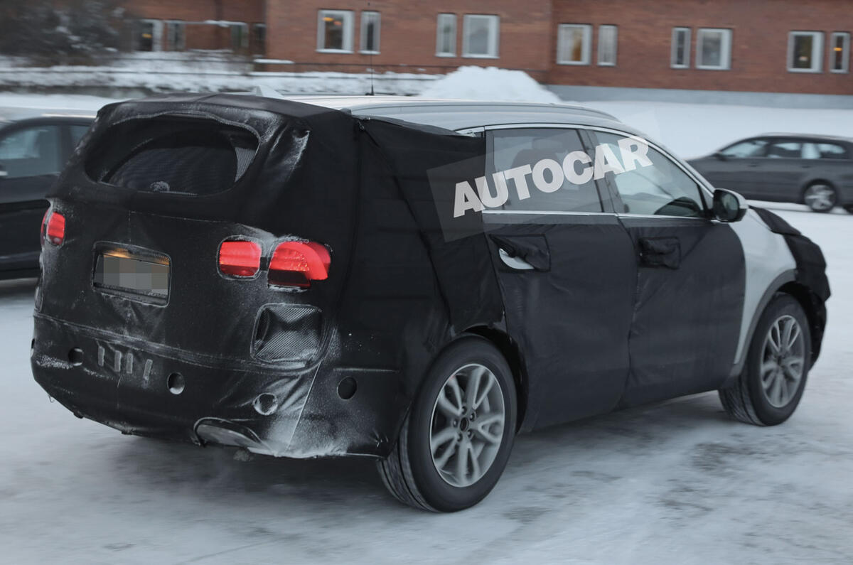 no title New Kia Sorento spotted - first pictures