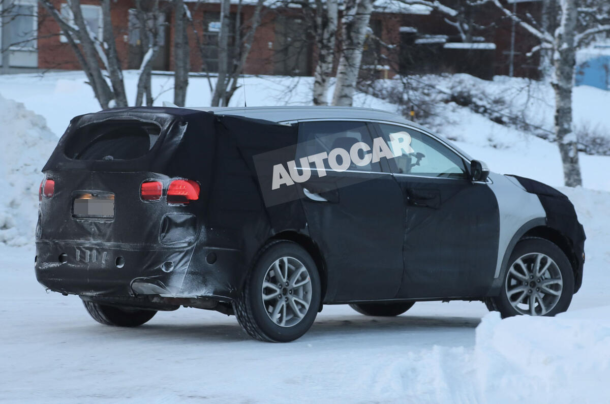 no title New Kia Sorento spotted - first pictures