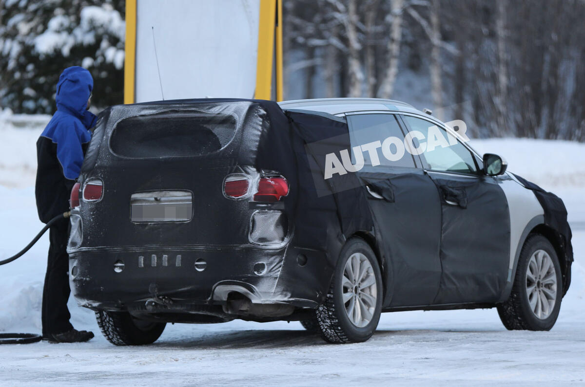 no title New Kia Sorento spotted - first pictures