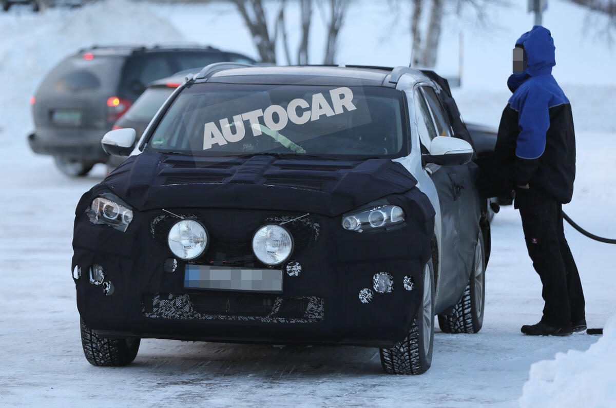 no title New Kia Sorento spotted - first pictures