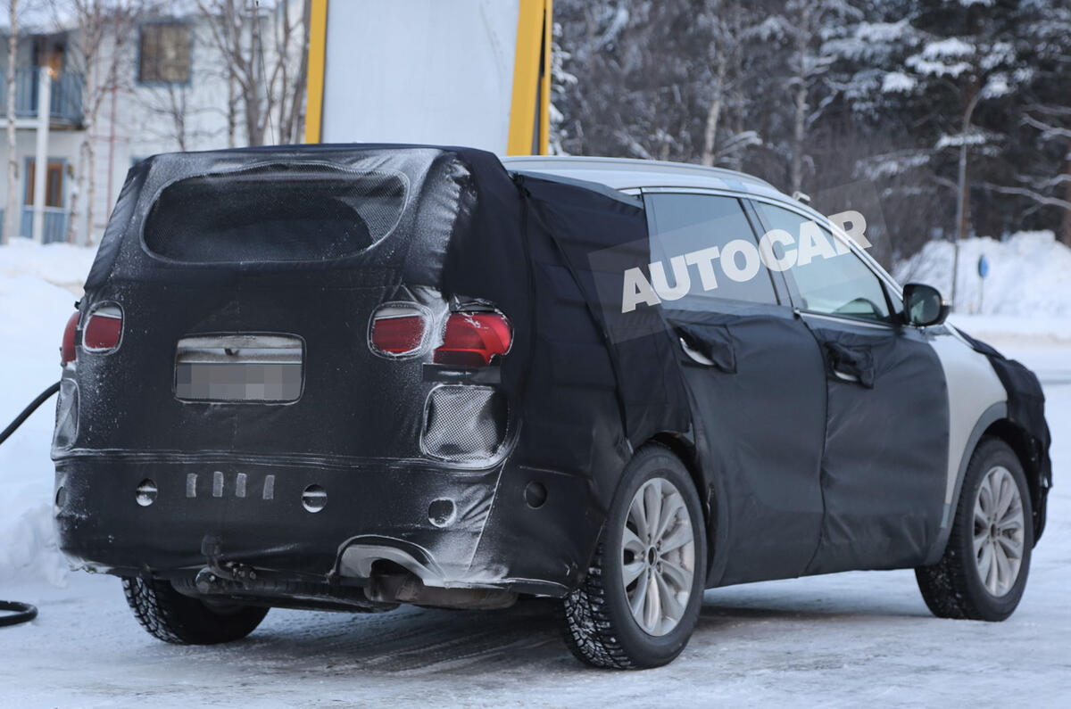 no title New Kia Sorento spotted - first pictures
