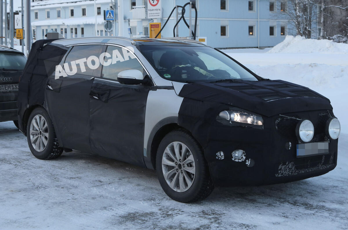 no title New Kia Sorento spotted - first pictures