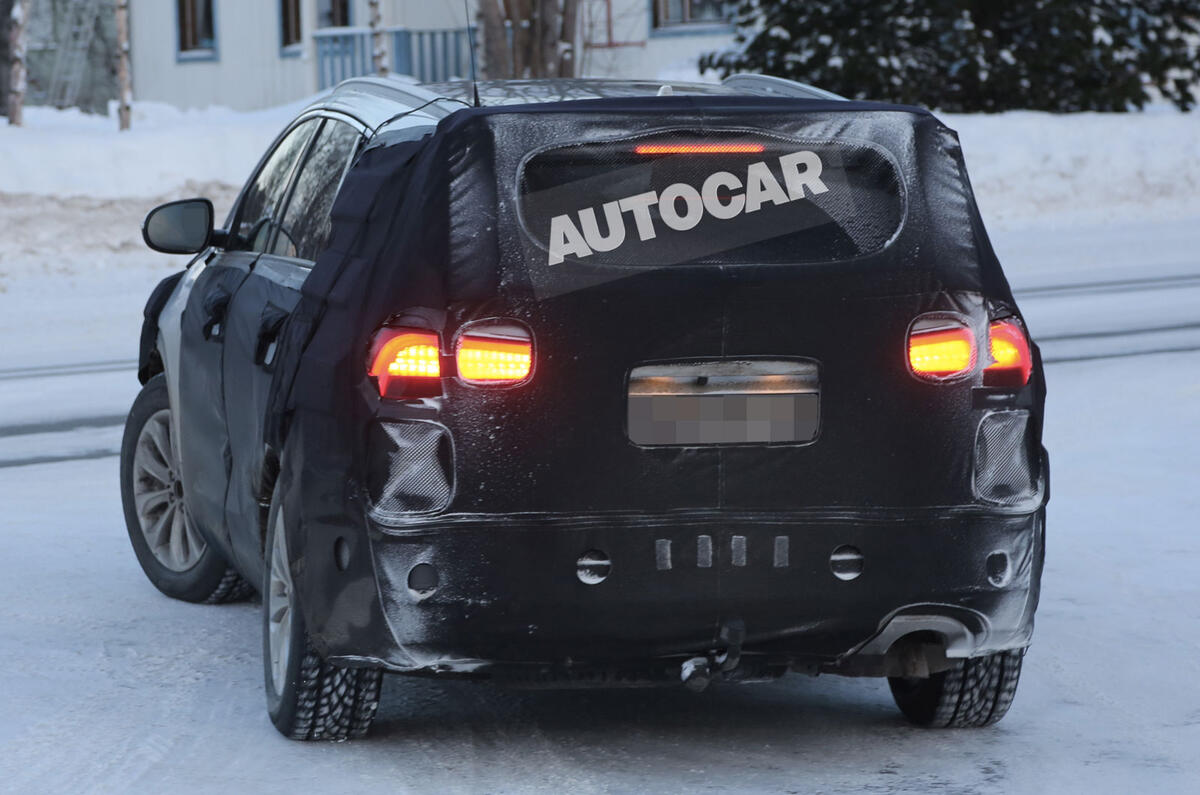 no title New Kia Sorento spotted - first pictures
