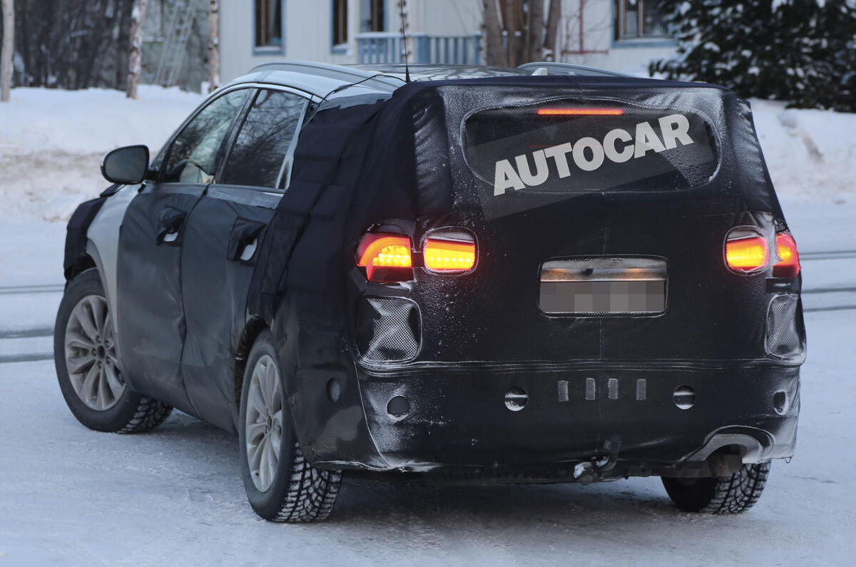 no title New Kia Sorento spotted - first pictures