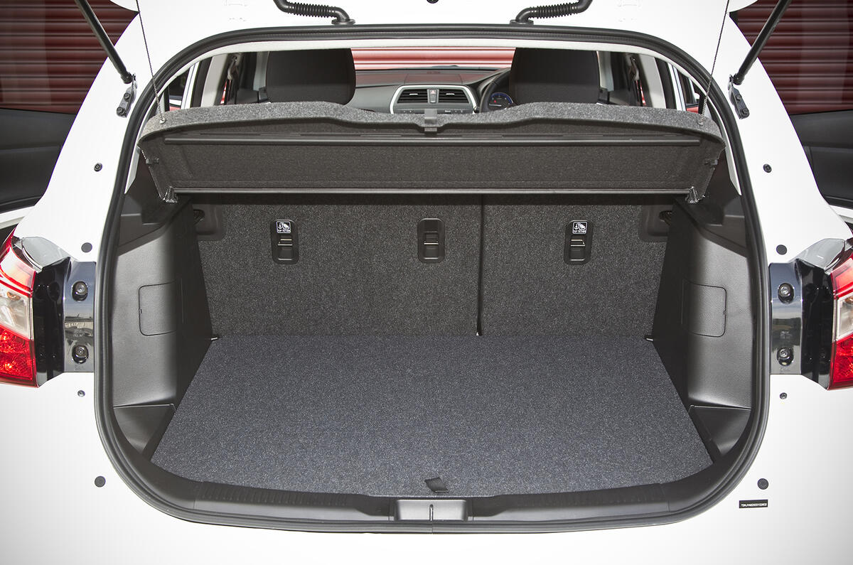Suzuki S-Cross boot space