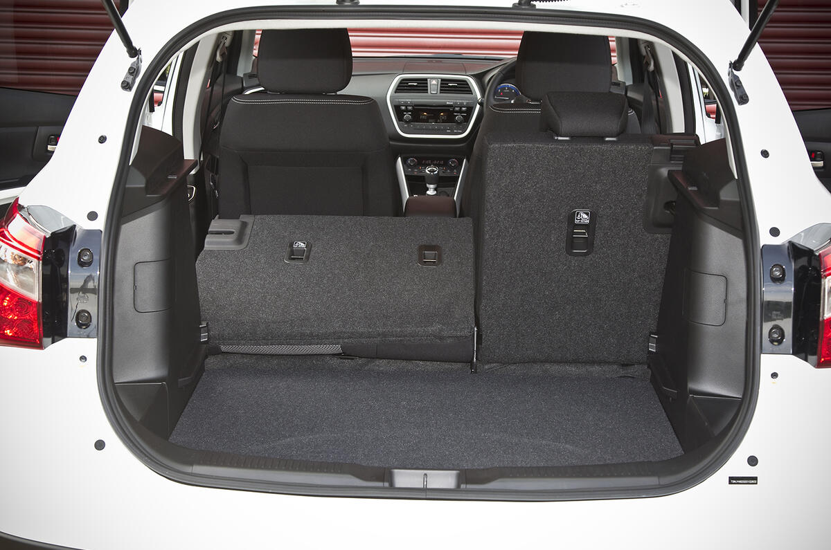 Suzuki S-Cross rear space