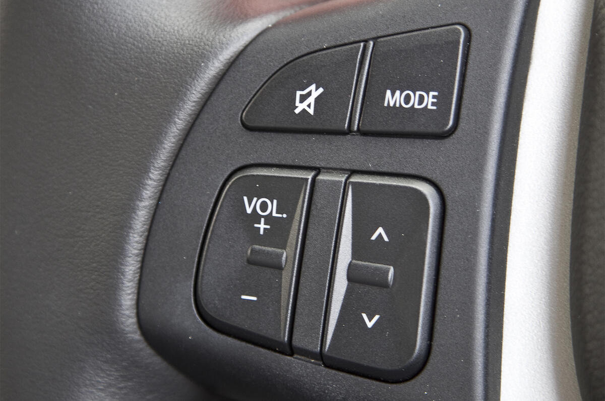 Suzuki S-Cross steering wheel buttons