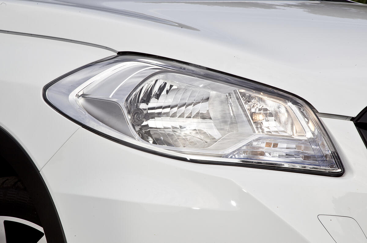 Suzuki S-Cross headlights