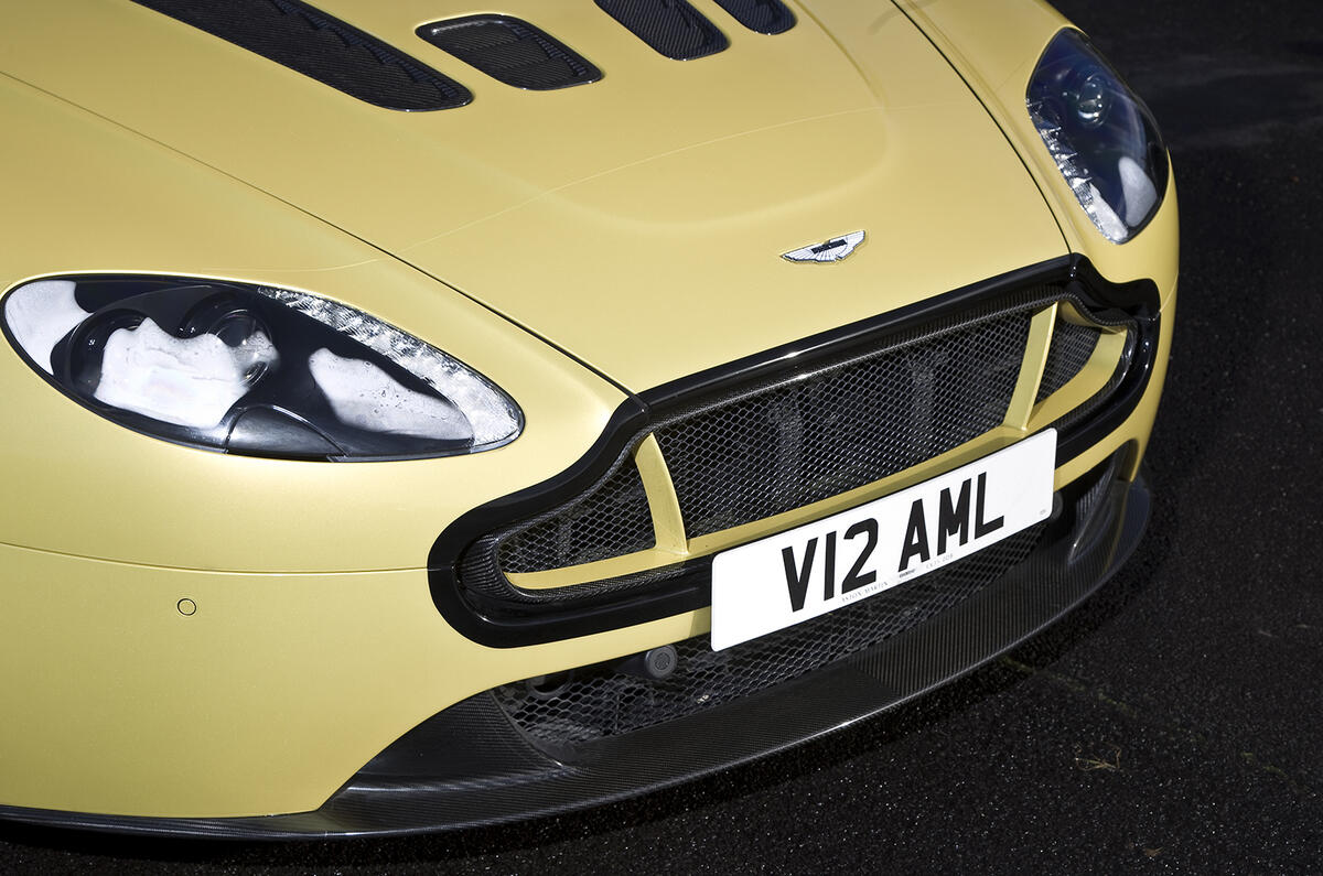 Aston Martin V12 Vantage S grille