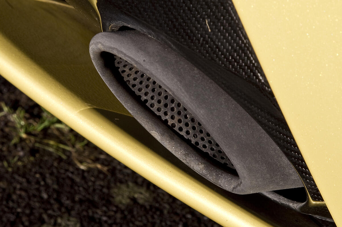 V12 Vantage S's exhaust pipe