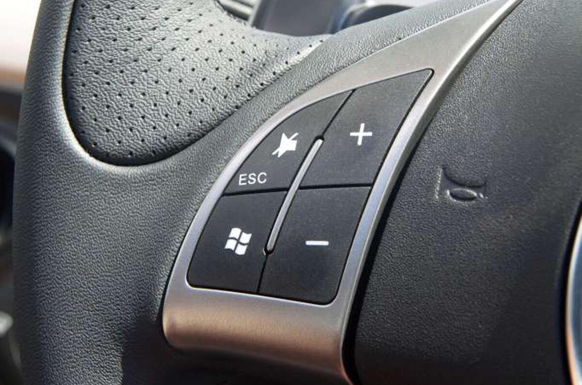 Abarth 595 steering wheel controls