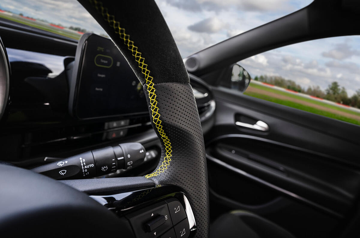 Abarth 600e steering wheel buttons Abarth 600e steering wheel buttons