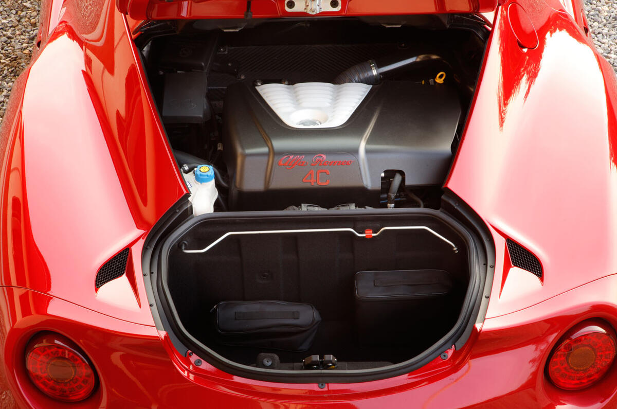 Small boot in the Alfa 4C