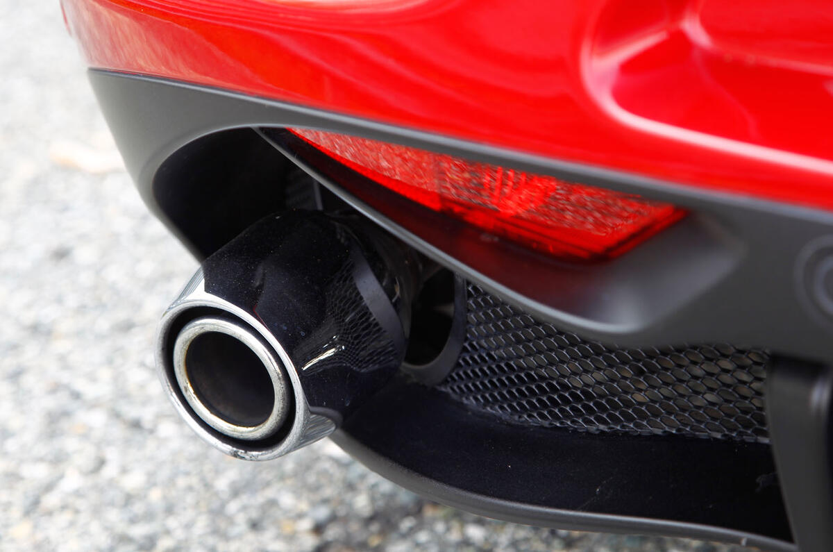 Exhaust pipe on the Alfa 4C