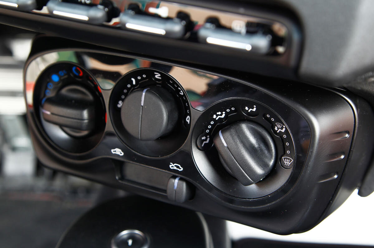 Climate control switchgear on the 4C