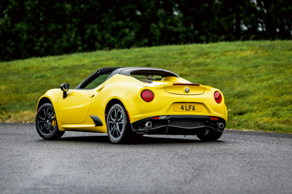 Alfa 4C Spider rear cornering