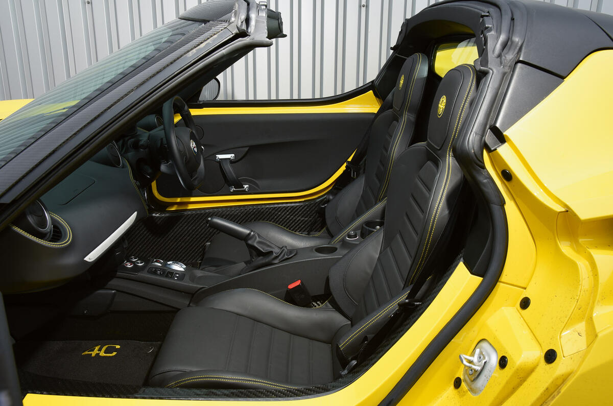 Alfa Romeo 4C Spider front seats