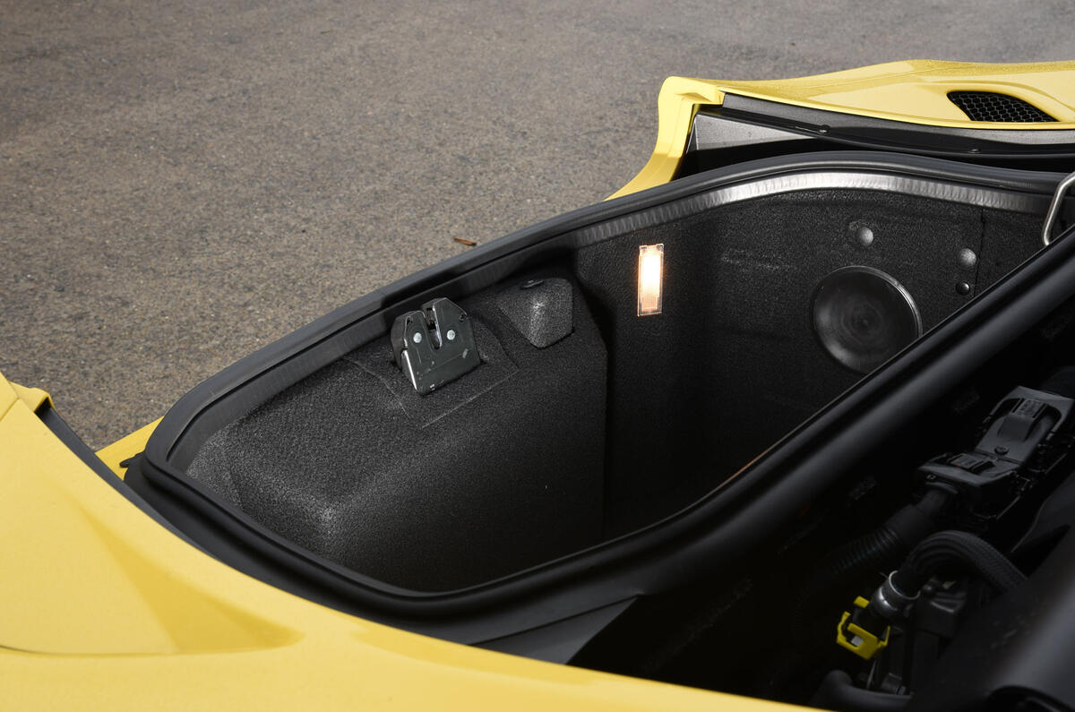 Alfa Romeo 4C Spider boot