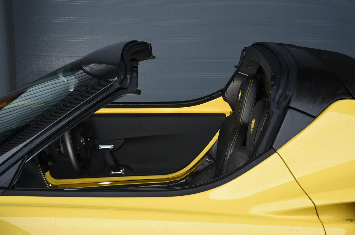 4C Spider roof down