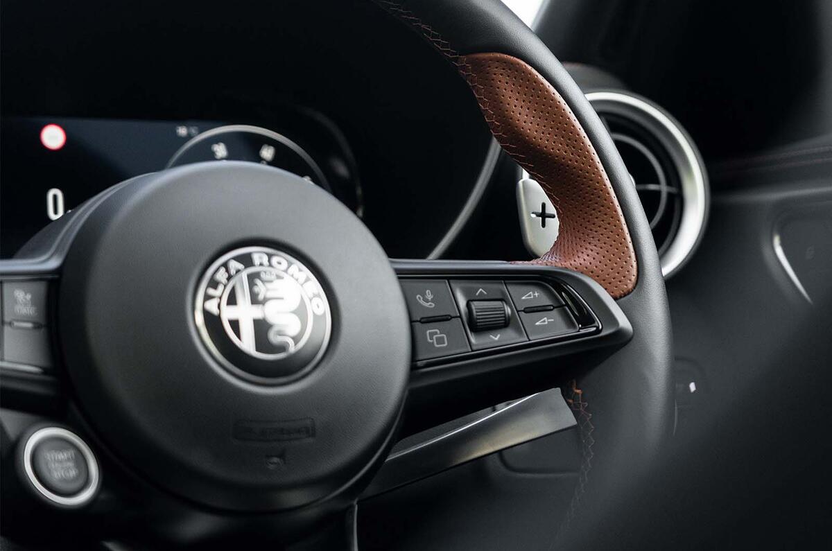 Alfa–Giulia–Intensa steering wheel