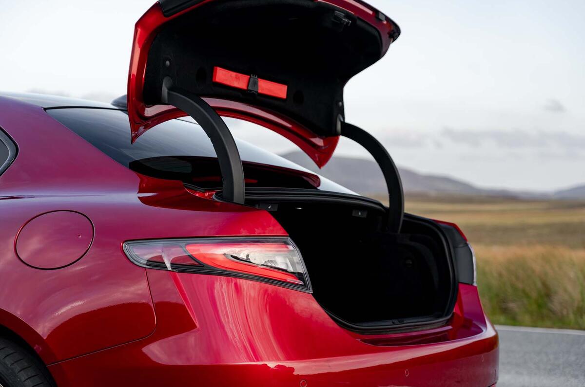 Alfa Romeo Giulia Intensa boot