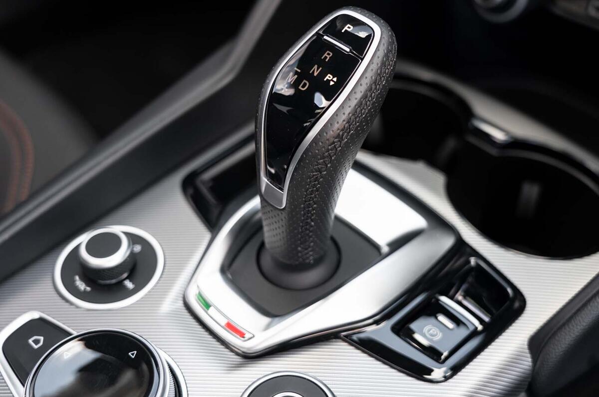 Alfa Romeo Giulia Intensa gear shifter