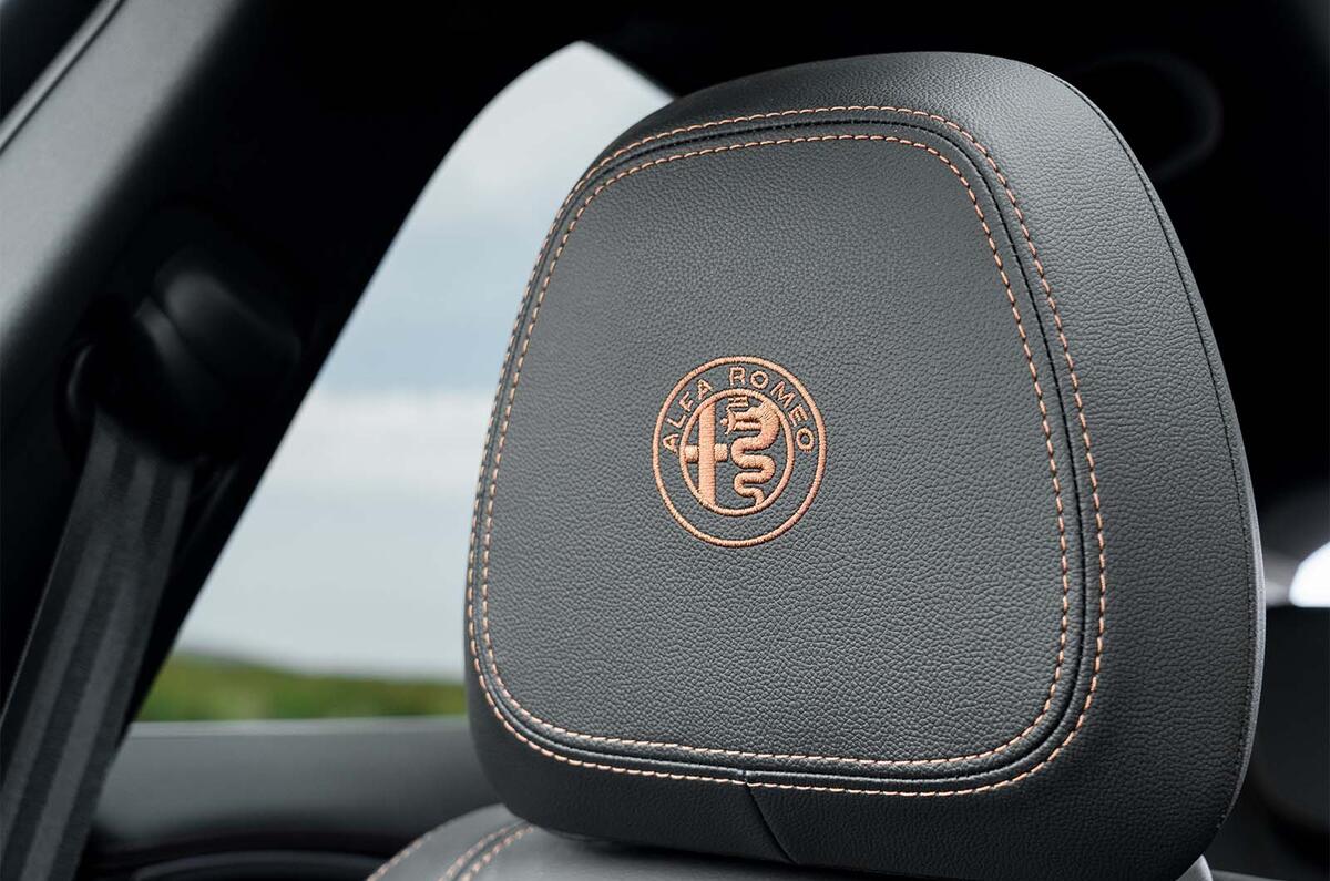 Alfa Romeo Giulia Intensa headrests