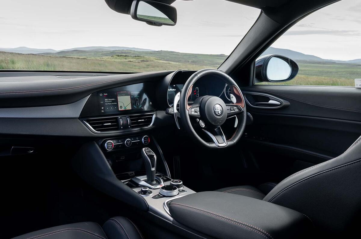 Alfa Romeo Giulia Intensa interior dash