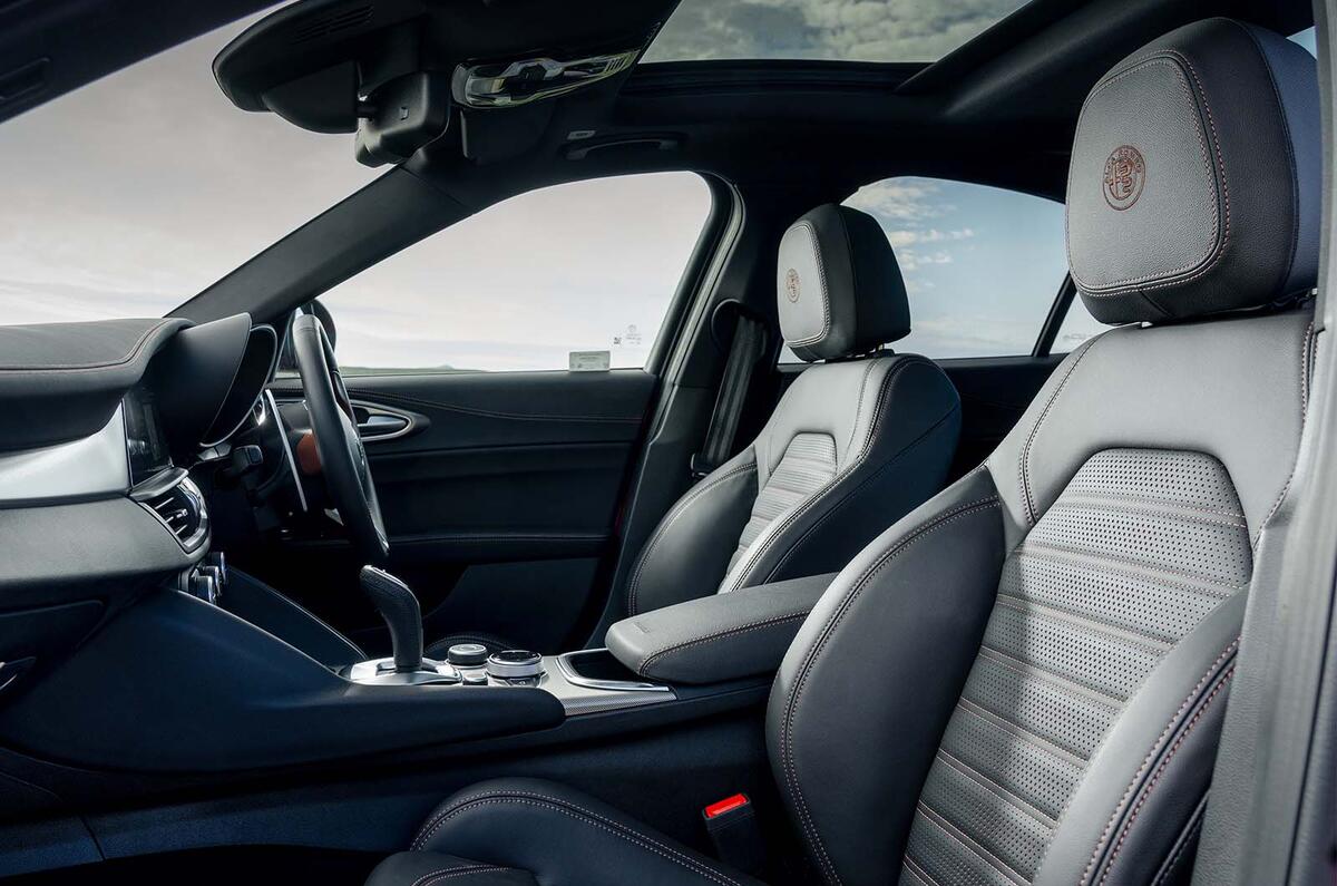 Alfa Romeo Giulia Intensa interior wide