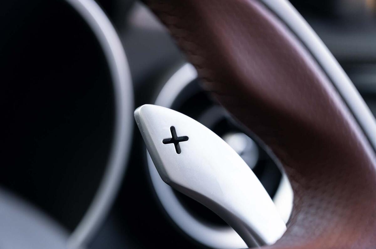 Alfa Romeo Giulia Intensa shift paddles