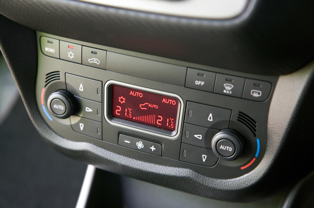 Alfa Romeo Mito Cloverleaf climate control