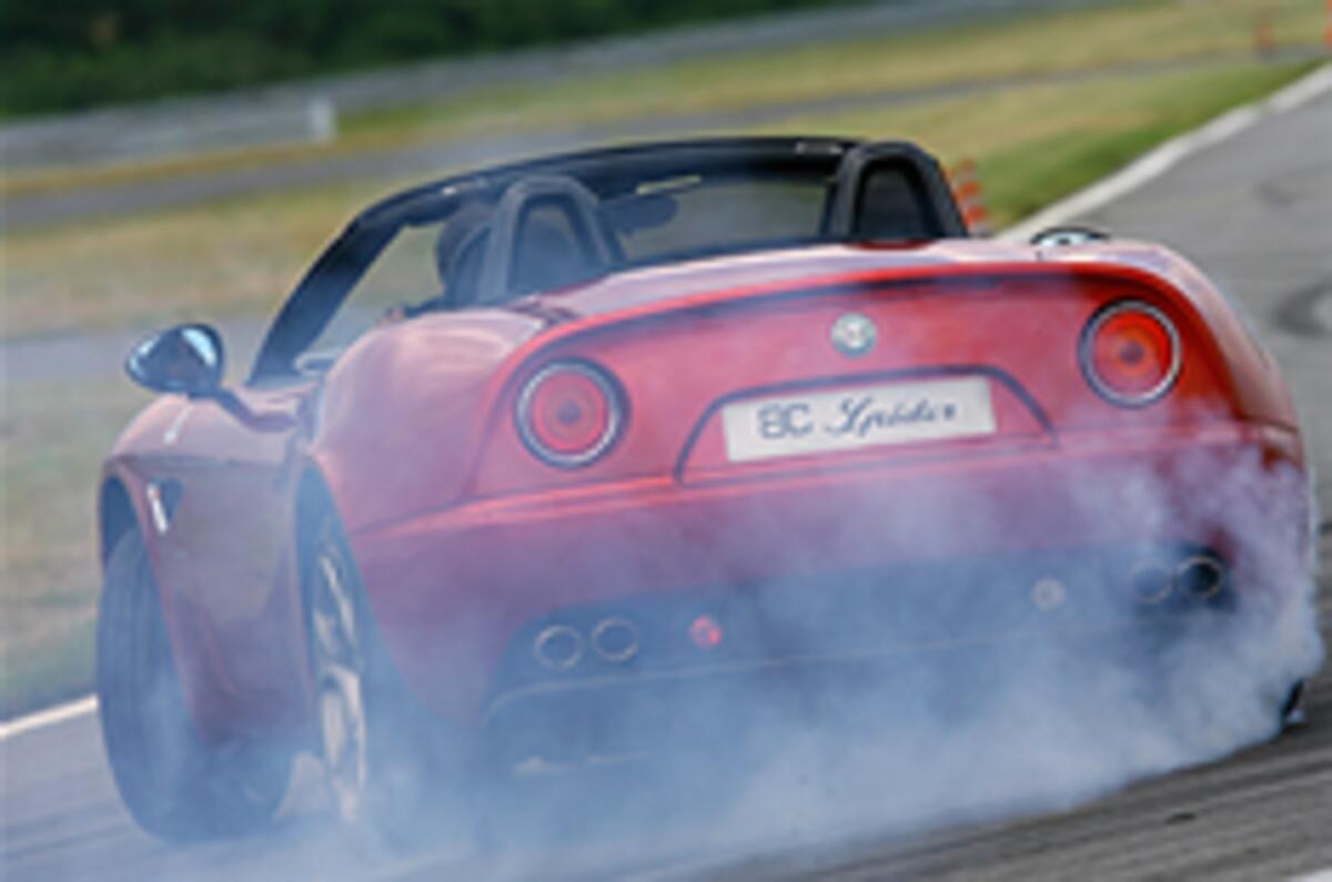 Alfa 8C Spider on video