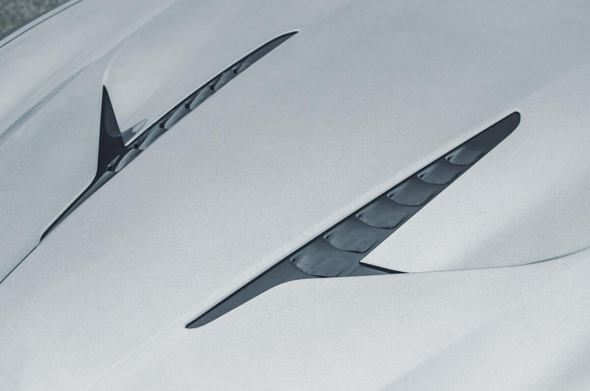Aston martin vanquish rt 2025 14 bonnet vent