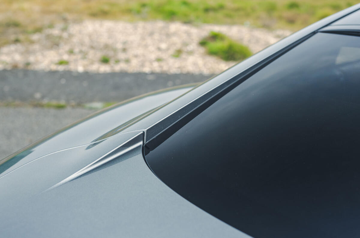 Aston martin vanquish rt 2025 16 boot crease