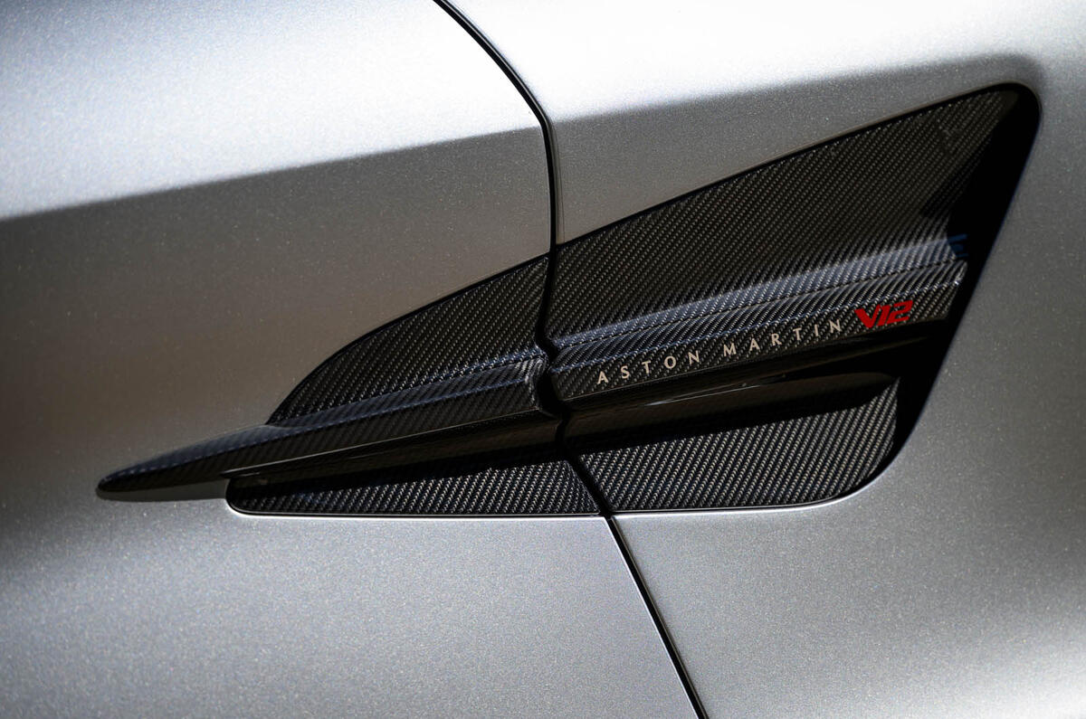 Aston Martin Vanquish Volante avis 2025 009