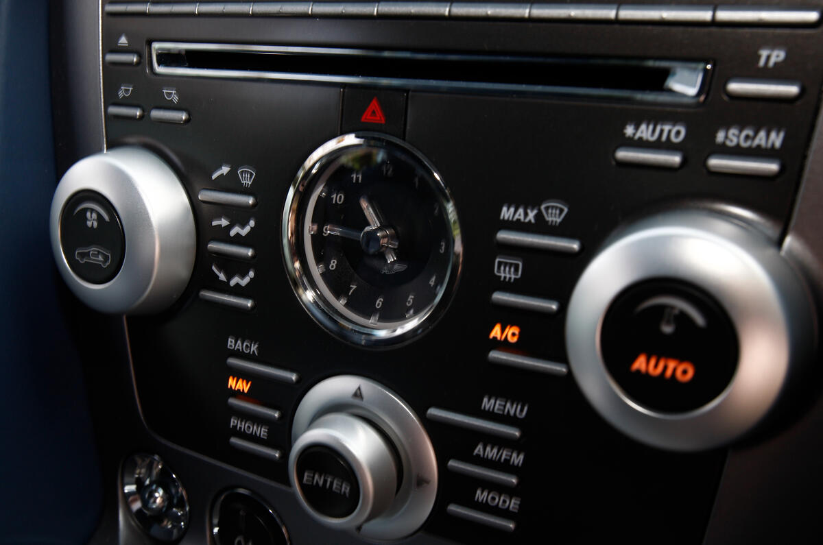 Aston Martin V8 Vantage centre console