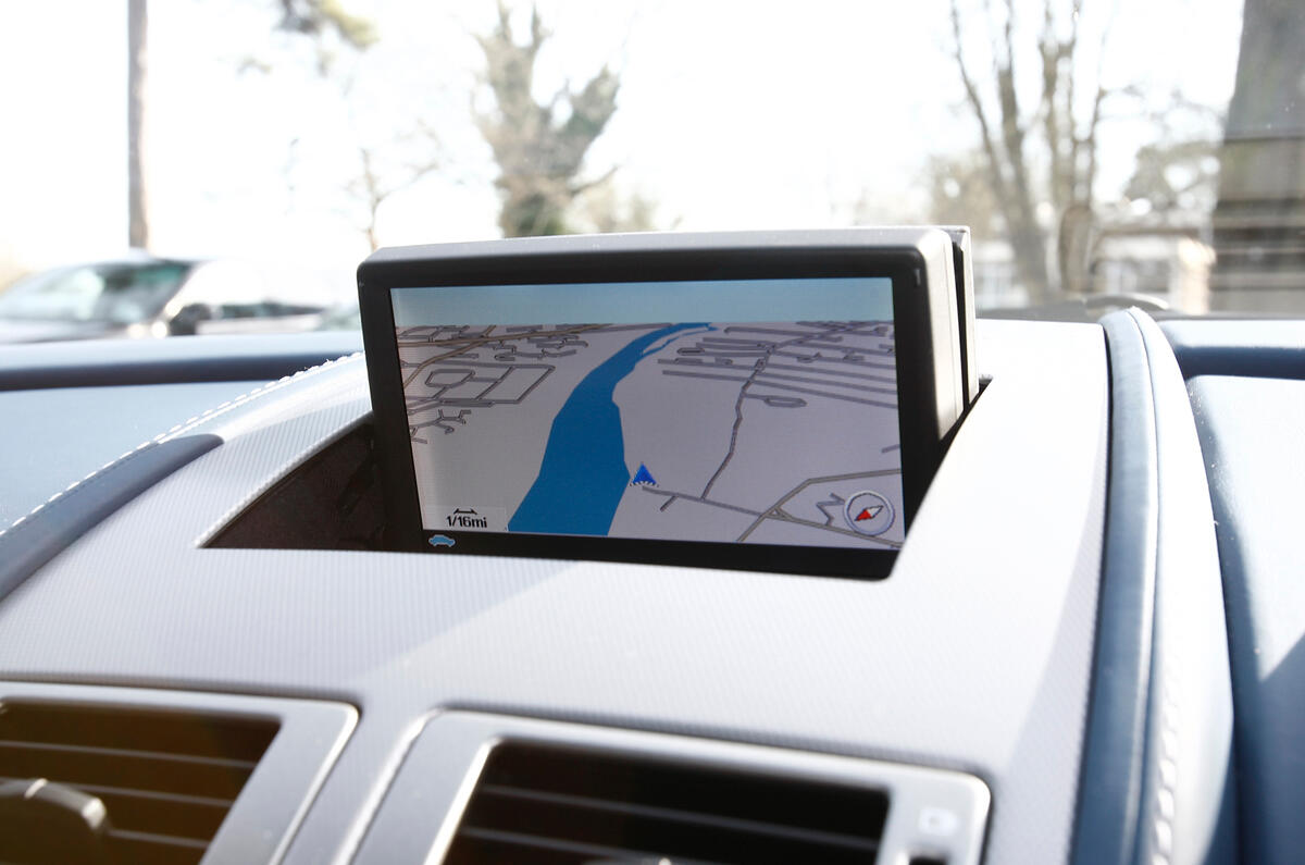 Aston Martin V8 Vantage infotainment