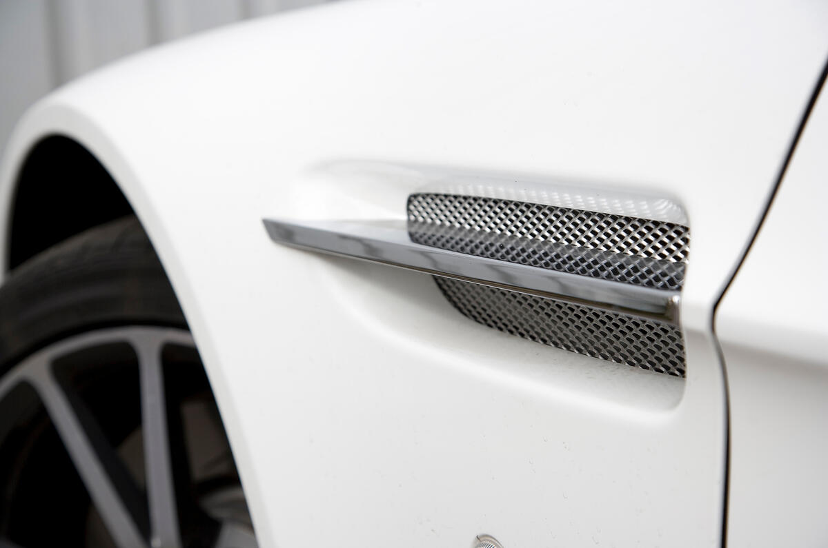 V8 Vantage side vents