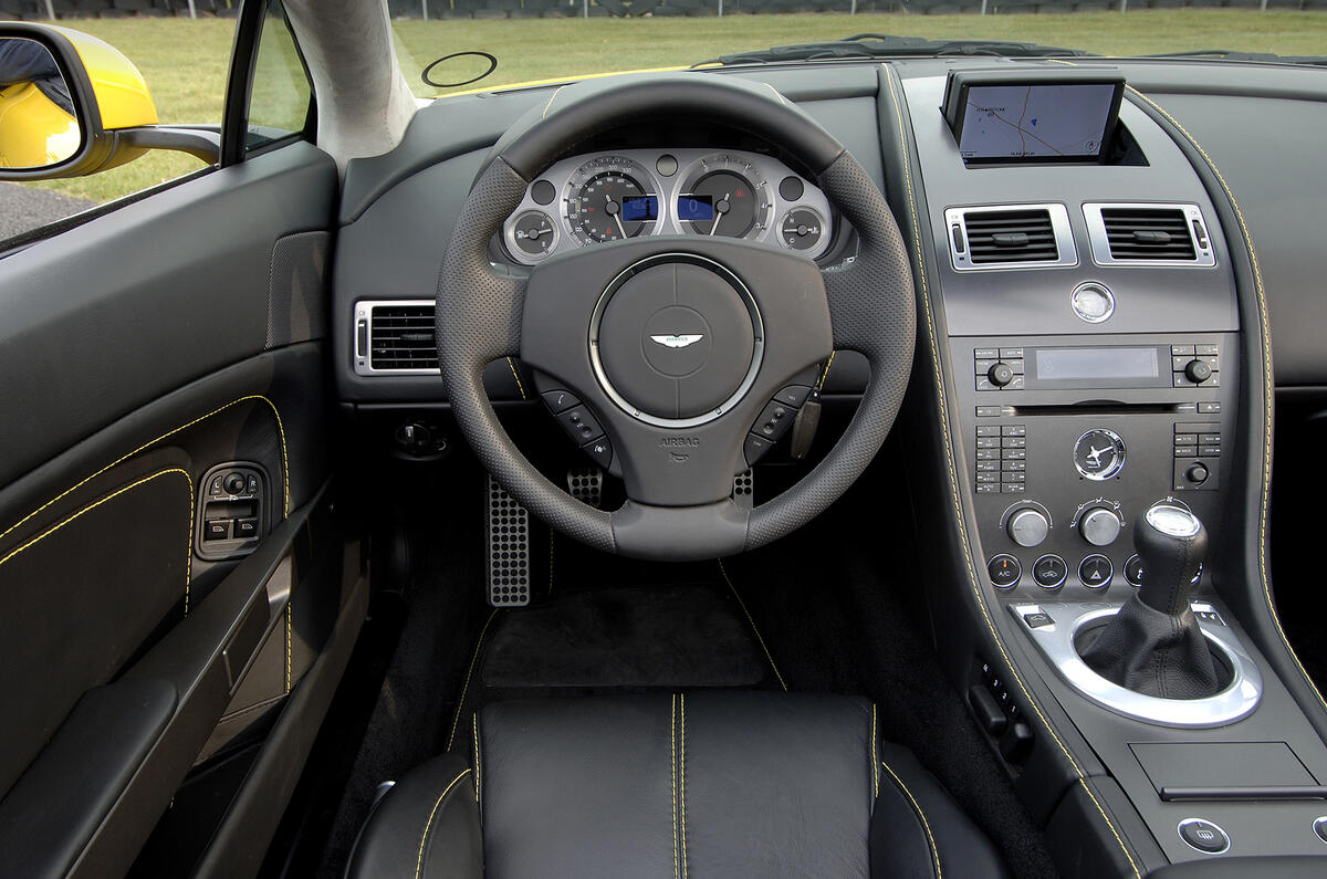 Aston Martin V8 Vantage Roadster's dashboard