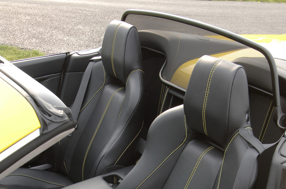 Aston Martin V8 Vantage Roadster's seats