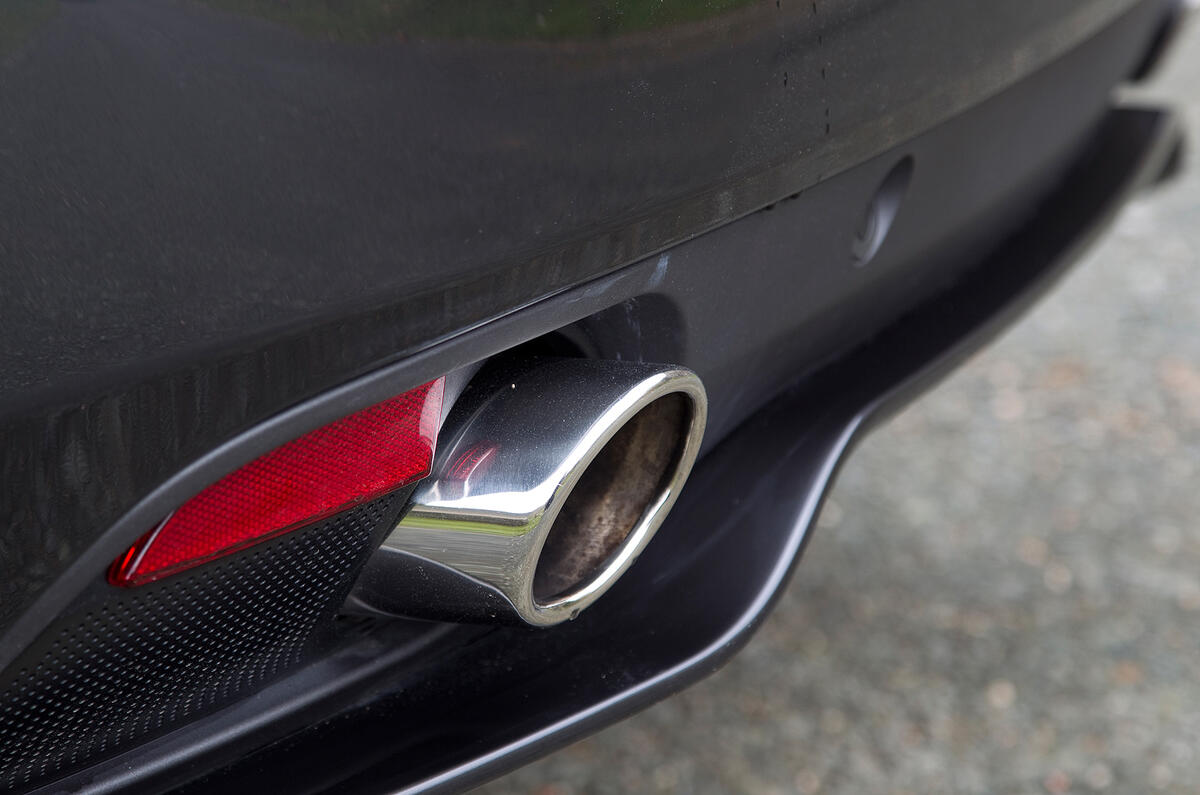 Exhausts emit a fantastic, bass roar, but unfortunately not unless you’re above 4000rpm. Aston Martin Virage twin exhaust