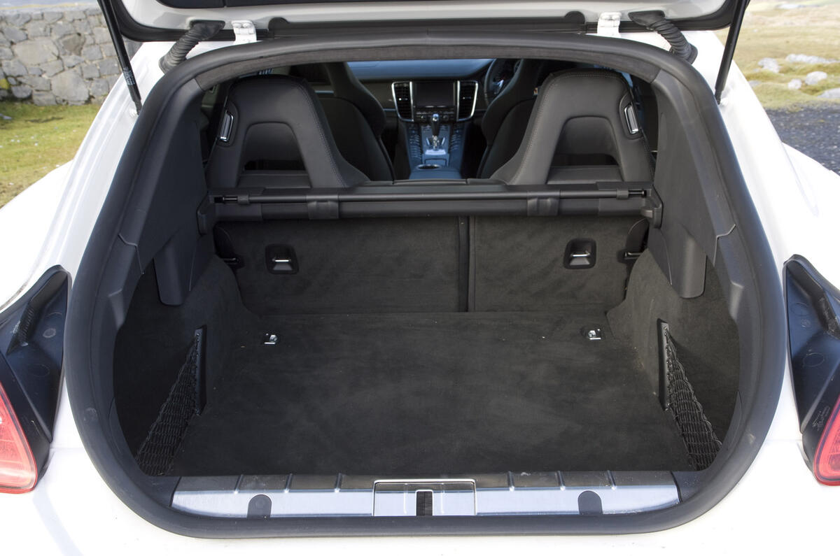 Aston Rapide v Porsche Panamera