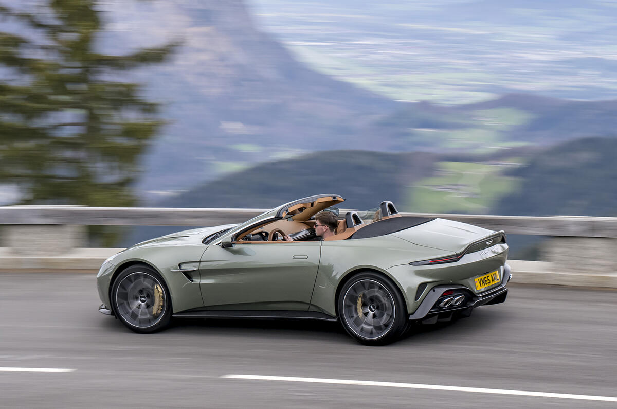 AstonMartinVantageRoadster04