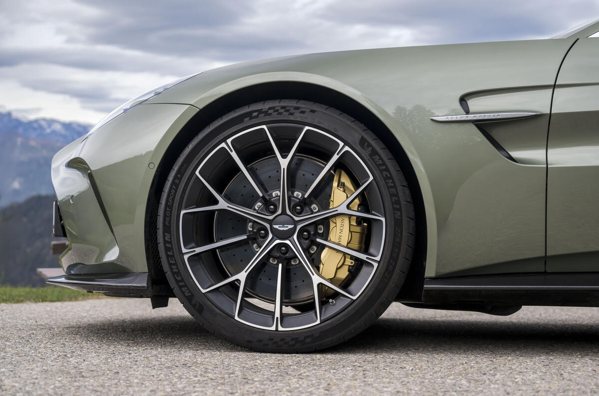 AstonMartinVantageRoadster CALIFORNIASAGE ©AndyMorgan 0120