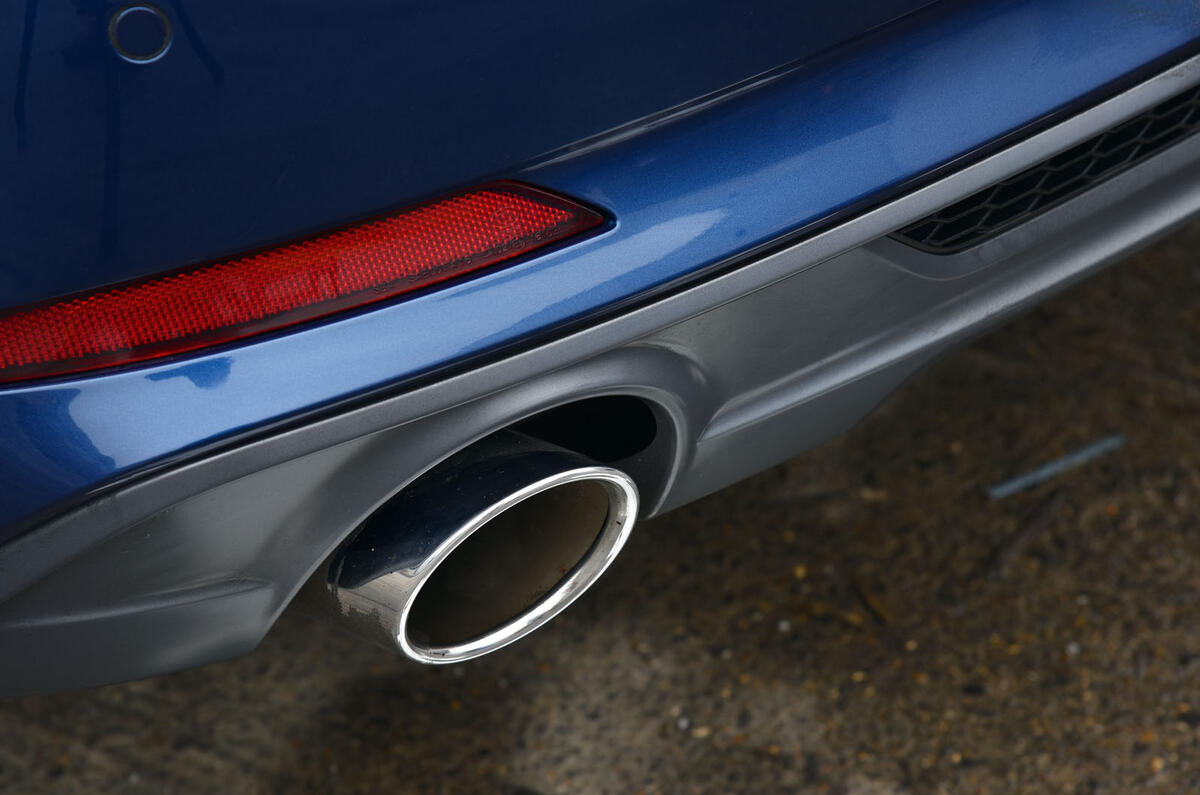 Audi A5 dual-exhaust system