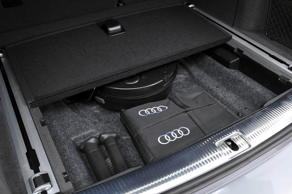 Audi Q5 under floor storage