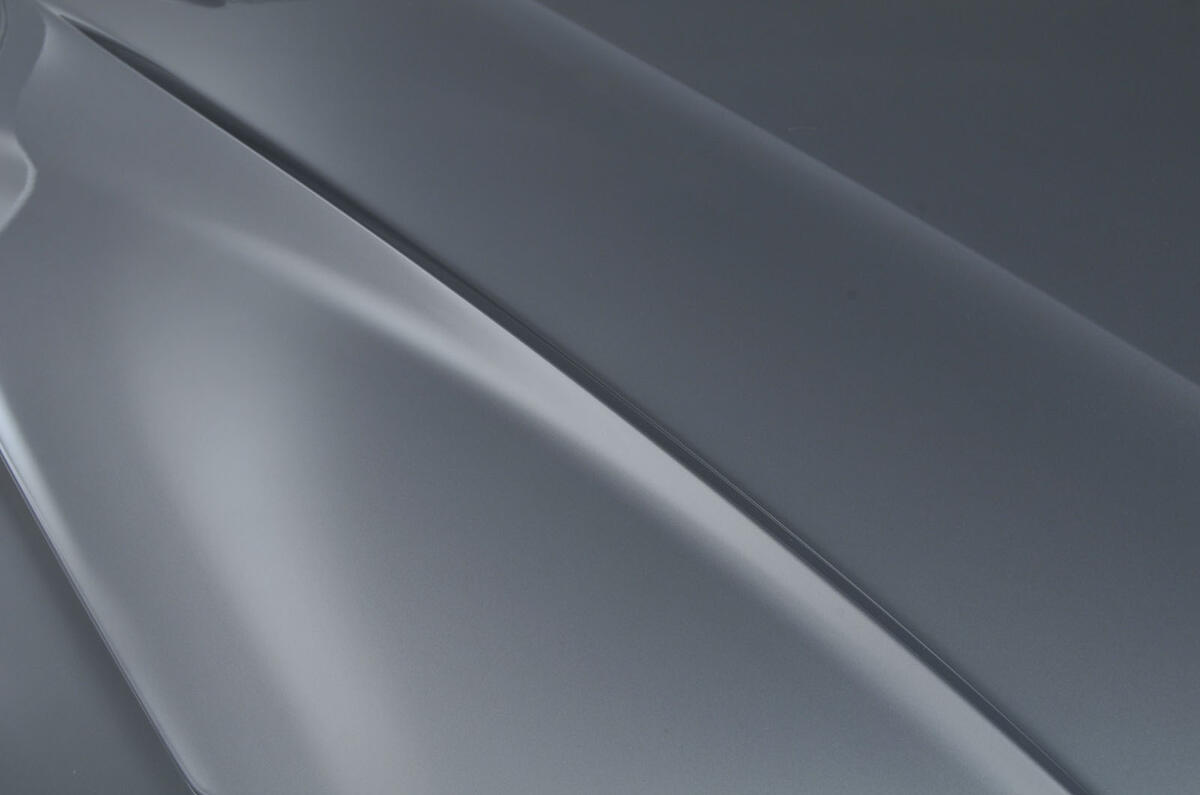 Audi Q5 bonnet crease