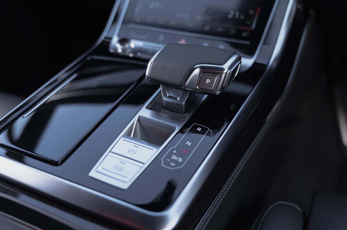 Audi Q7 gear shifter interior